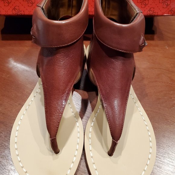 Guess Picturing Brown Leather Thong Sandals NIB - Picture 4 of 6